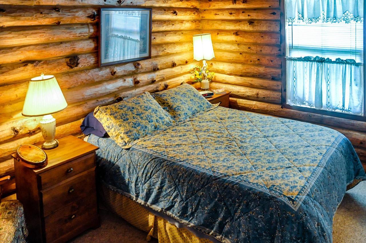 Log Home On Lopez-Spencer Spit Port Stanley Exterior photo